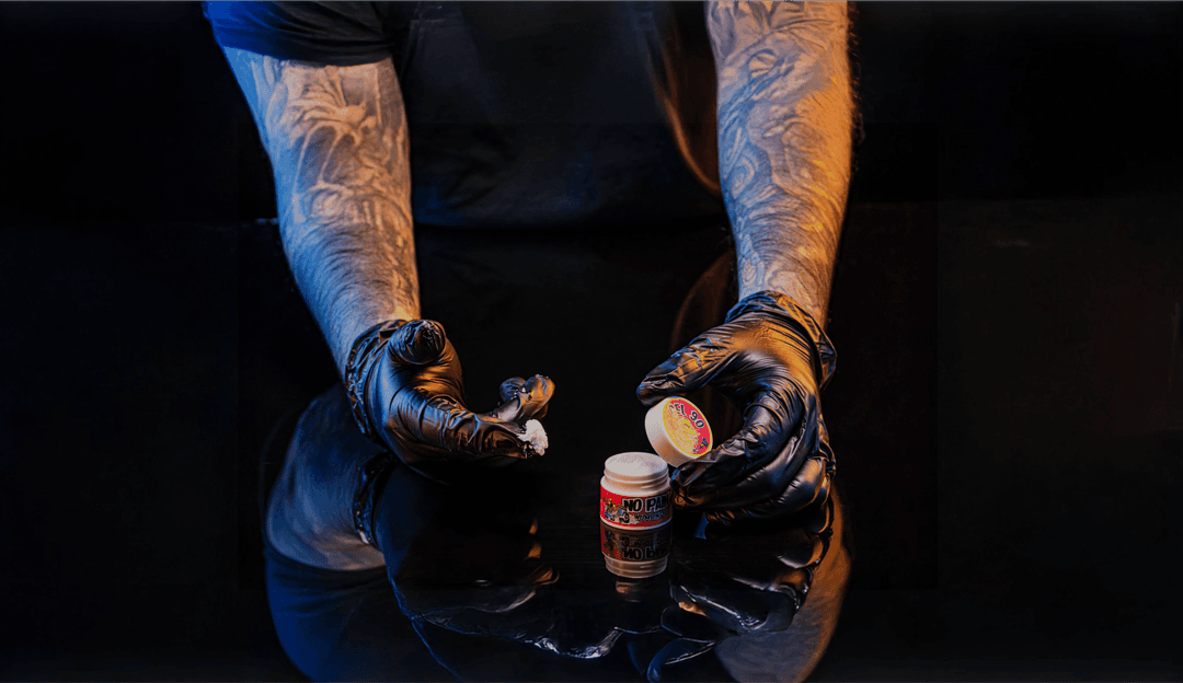 Crema No Pain sobre fondo oscuro